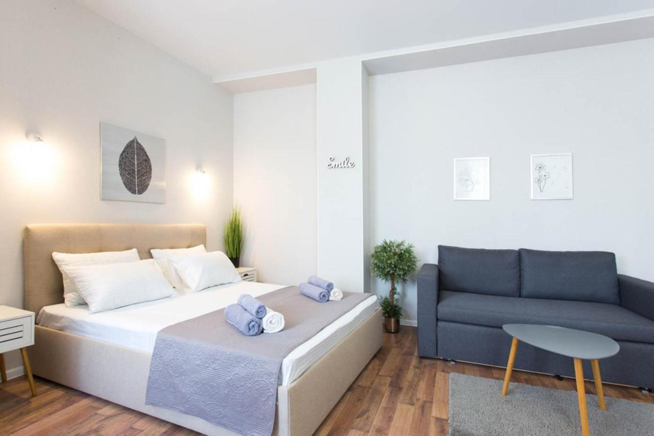 Apartment In The City Center - Gimnasiyna Naberezhna 24A-1 คาร์คิฟ ภายนอก รูปภาพ