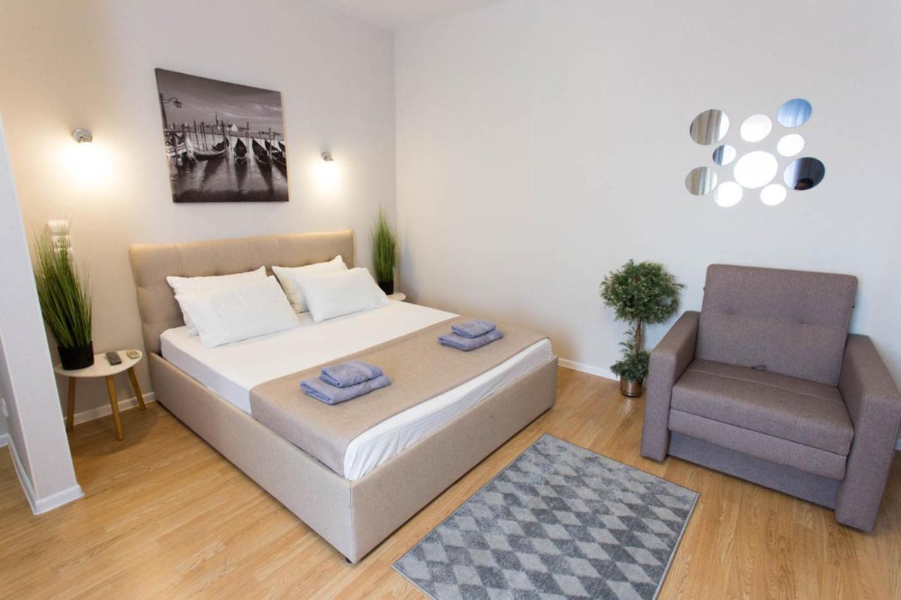 Apartment In The City Center - Gimnasiyna Naberezhna 24A-1 คาร์คิฟ ภายนอก รูปภาพ