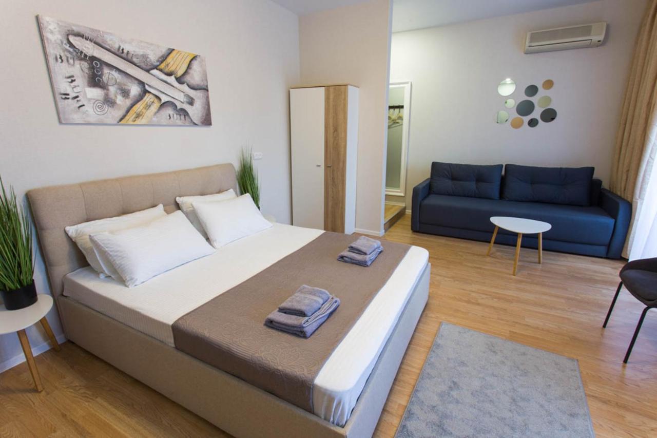 Apartment In The City Center - Gimnasiyna Naberezhna 24A-1 คาร์คิฟ ภายนอก รูปภาพ