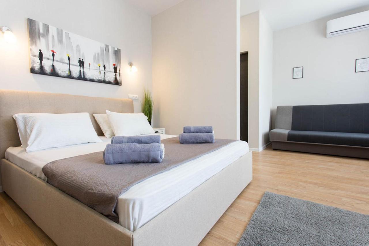 Apartment In The City Center - Gimnasiyna Naberezhna 24A-1 คาร์คิฟ ภายนอก รูปภาพ